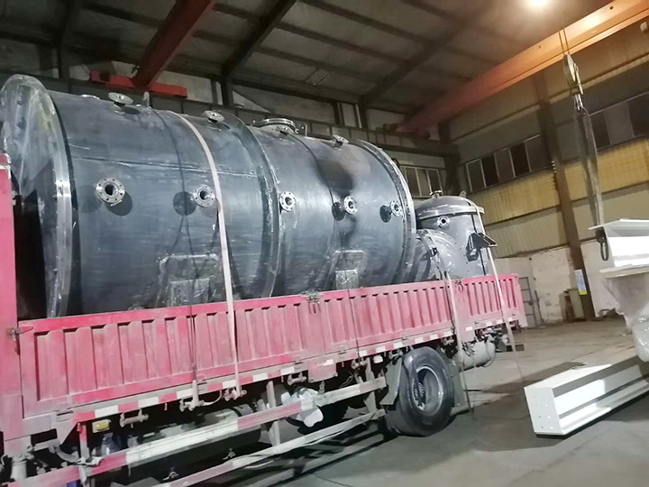 碳鋼儲(chǔ)罐裝車發(fā)貨